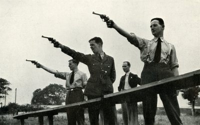 Pratica di tiro con il revolver alla Scuola di Addestramento al Volo Elementare, 1941 da Charles Brown