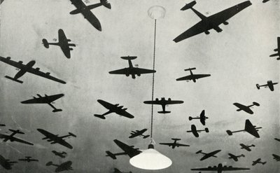 Silhouette di aerei militari...in una scuola di addestramento RAF durante la Seconda Guerra Mondiale, 1941 da Charles Brown