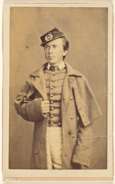 [Soldato della Guerra Civile non identificato in piedi, con una mano che afferra il cappotto]. da Charles DeForest Fredricks