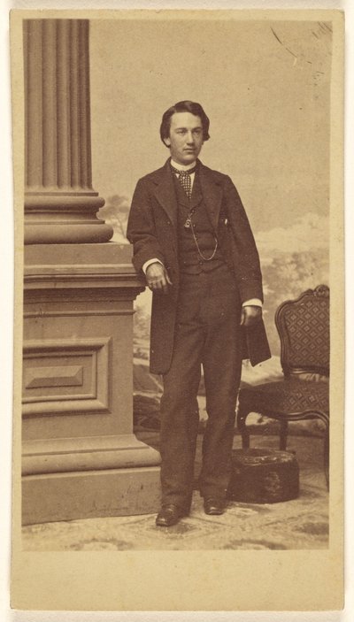 [Giovane non identificato, in piedi] da Charles DeForest Fredricks