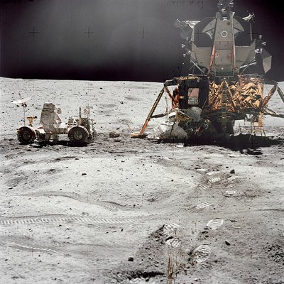 Modulo lunare Apollo 16 Orion sulla superficie lunare, 21 aprile 1972 da Charles Duke