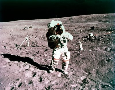 Astronauta John Young sulla superficie lunare, missione Apollo 16, 21 aprile 1972 da Charles Duke