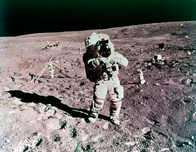 Astronauta John Young sulla superficie lunare, missione Apollo 16, aprile 1972 da Charles Duke