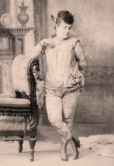 Ritratto di Nora Hilderbrandt, la donna tatuata da Charles Eisenmann