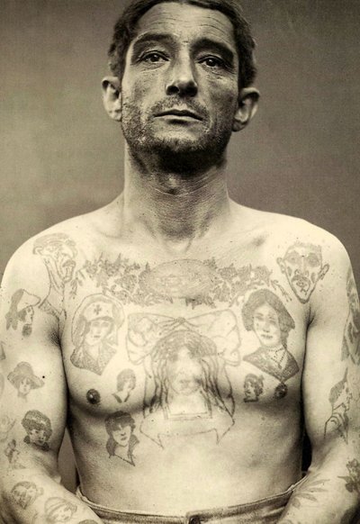 Ritratto di un uomo tatuato da Charles Eisenmann