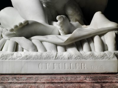 Figura a grandezza naturale di Rhodopis su piedistallo da Charles Francis Fuller