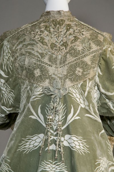 Cappotto da sera di Bertha Palmer, c.1902 (dettaglio posteriore). Seta satinata con velluto tagliato a motivo di grano, pizzo di filo metallico, nappe di seta metallica. Worth, Parigi. da Charles Frederick Worth