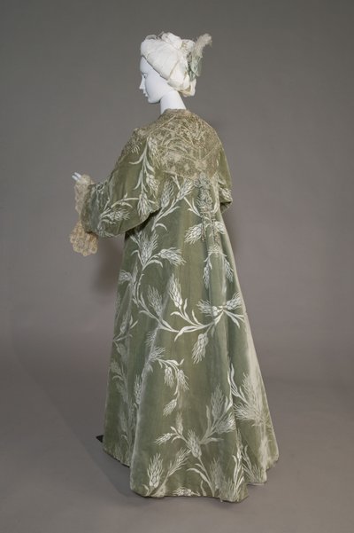 Cappotto da sera di Bertha Palmer, c.1902 (vista obliqua posteriore). Seta satinata con velluto tagliato a motivo di grano, pizzo di filo metallico, nappe di seta metallica. Worth, Parigi. da Charles Frederick Worth