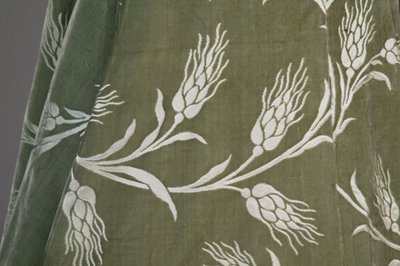 Cappotto da sera di Bertha Palmer, c.1902 (dettaglio del tessuto). Seta satinata con velluto tagliato a motivo di grano, pizzo di filo metallico, nappe di seta metallica. Worth, Parigi. da Charles Frederick Worth