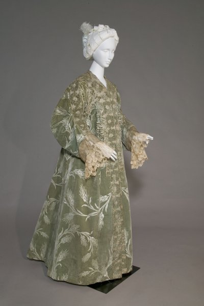 Cappotto da Sera di Bertha Palmer, c.1902 (vista obliqua frontale). Raso di seta con velluto tagliato a motivo di grano, pizzo con filo metallico, nappe di seta metallica. Worth, Parigi. da Charles Frederick Worth