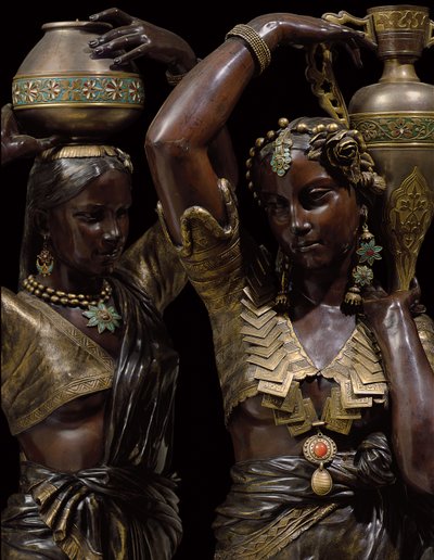 Dettaglio di due torcieri in bronzo a forma di donne indiane che portano vasi da Charles Henri Joseph Cordier