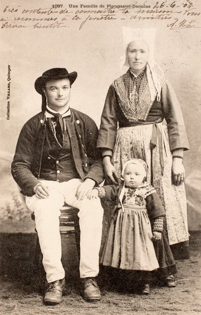 Vecchia cartolina, Famiglia di Plougastel Daoulas, Bretagna, Francia da Augustus Kollner