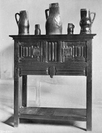 Una credenza e Black Jacks da Charles Latham