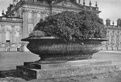 Un vaso di pietra da Charles Latham