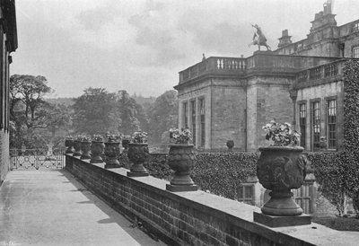 Vasi di Pietra Intagliata, Terrazza Est da Charles Latham