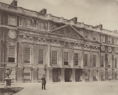 Hampton Court Palace, la Facciata Est da Charles Latham