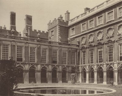 Hampton Court Palace, la Corte della Fontana da Charles Latham