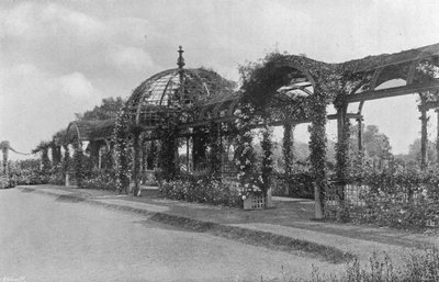 Prato affondato per il croquet e pergolato est da Charles Latham