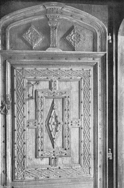 Il portale di quercia intagliato da Charles Latham