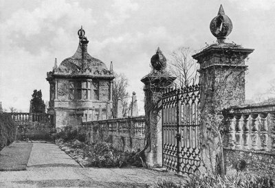 La Casa del Giardino Est e i Cancelli del Cortile da Charles Latham