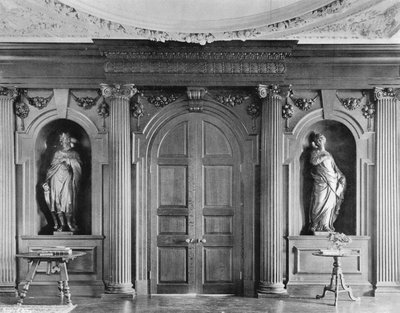 La porta della sala: uscita da Charles Latham