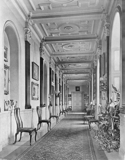 Il lungo corridoio da Charles Latham