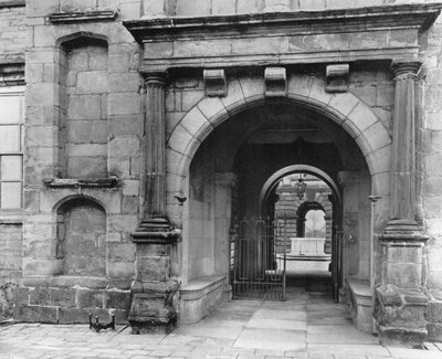 Verso il cortile della sala da Charles Latham