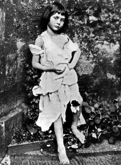 Alice Liddell amica di Lewis Carroll, qui come una ragazza mendicante, foto di Carroll nel 1865 da Charles Lutwidge (1832 98) Dodgson