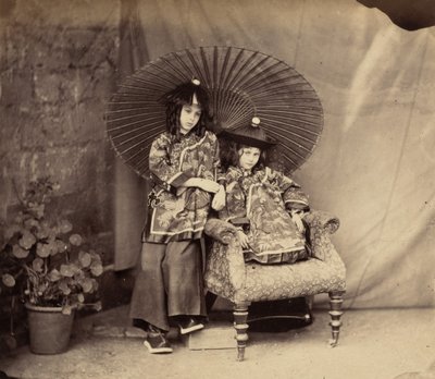 Lorina e Alice Liddell in abiti cinesi da Charles Lutwidge Dodgson