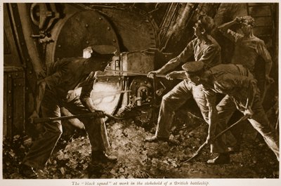 La "squadra nera" al lavoro nella stiva di una nave da guerra britannica da Charles Murray Padday