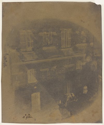Parte inferiore della facciata di una casa romanica a Saint-Gilles du Gard, 1852 (calotipo (negativo su carta cerata)) da Charles Nègre