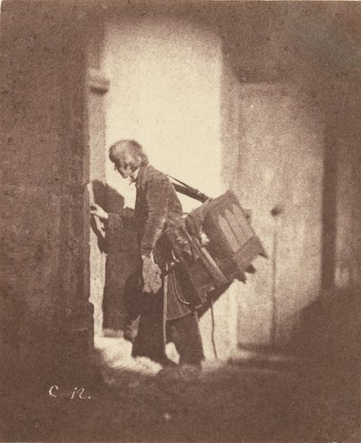 [Organ Grinder al 21, quai Bourbon, Ile Saint-Louis, Parigi]. da Charles Nègre