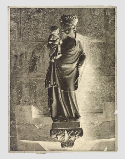 Scultura di Maria con bambino a Notre-Dame, Parigi da Charles Nègre