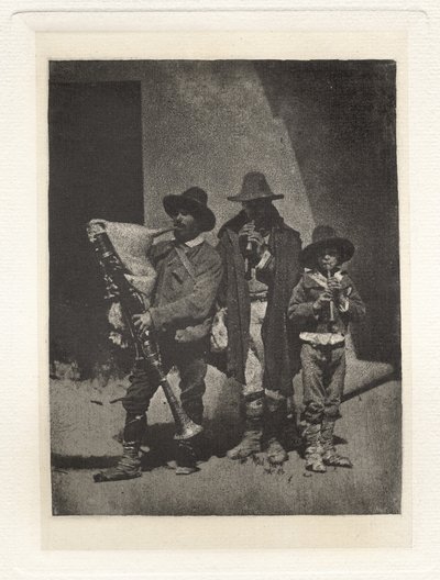 Planche III – Gruppo di tre pifferari in piedi, nel cortile del 21 Quai Bourbon da Charles Nègre, André Jammes