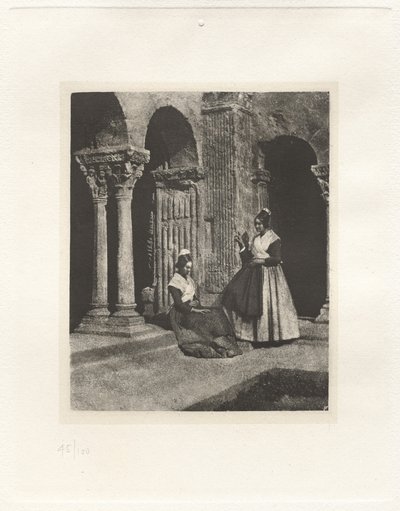 Tavola II – Due arlesiane nel chiostro di Saint-Trophime di Arles da Charles Nègre, André Jammes