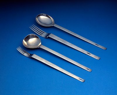 Un set di quattro cucchiai e forchette d