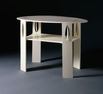 Un tavolino ovale bianco, originariamente progettato per 14 Kingsborough Gardens, Glasgow da Charles Rennie Mackintosh