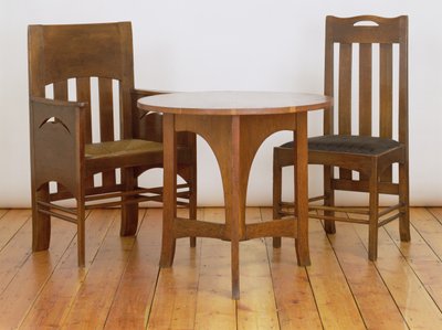 Una poltrona, realizzata per la Sala Pranzo, e sedia da pranzo, 1897, dalle Sale da Tè di Miss Cranston in Argyle Street, Glasgow, e un tavolo occasionale realizzato per la Sala Biliardo in Buchanan St da Charles Rennie Mackintosh