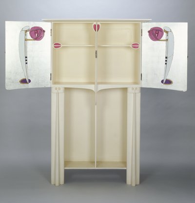 Armadi, realizzati per 14 Kingsborough Gardens, Glasgow, 1902; due figure sulle porte laterali in mantello e turbante arabo che tengono lanterne da Charles Rennie Mackintosh
