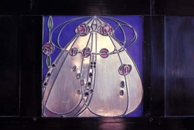Mobili progettati per No. 120 Mains Street, Glasgow, Armadio nero con placca intarsiata, 1904 da Charles Rennie Mackintosh
