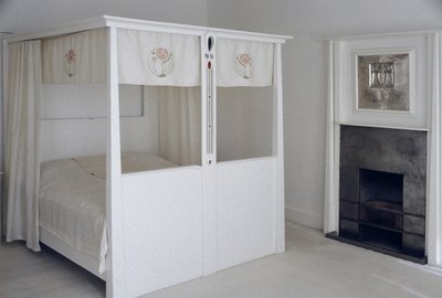 Mobili progettati per No. 120 Mains Street, Glasgow, Letto a baldacchino, c.1900 da Charles Rennie Mackintosh