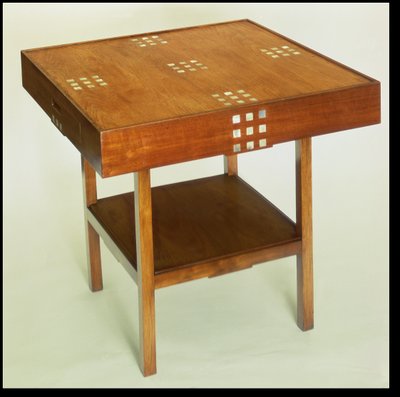 Tavolo con intarsi di madreperla, 1918 (legno di mogano macchiato con intarsi di madreperla) da Charles Rennie Mackintosh