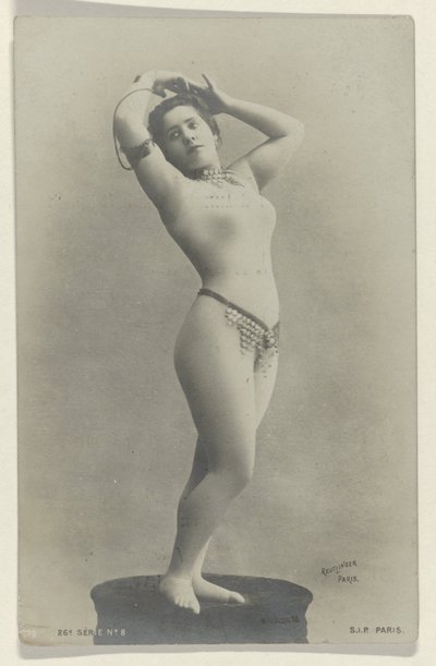 Ritratto di una ballerina sconosciuta in abiti succinti su un programma per un concerto, pubblicità per Comptoir Photographique de l