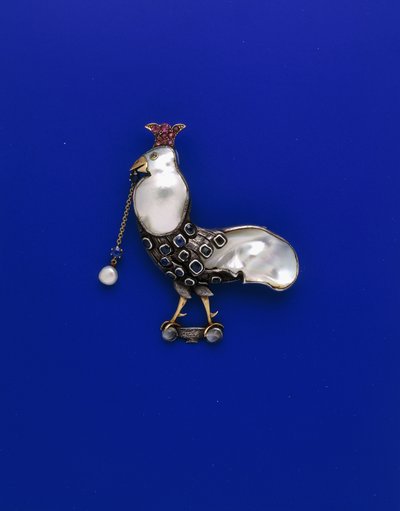 Spilla bianca e gialla della Guild of Handicraft a forma di gallo 