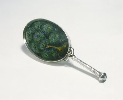 Specchio a mano disegnato da Ashbee con design di pavone smaltato da William Mark, realizzato dalla Guild of Handicraft, 1903 da Charles Robert Ashbee
