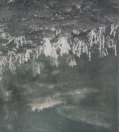 Cristalli di ghiaccio sul tetto di una grotta alla testa del fiume Alph, c. 1911 da Charles S Wright