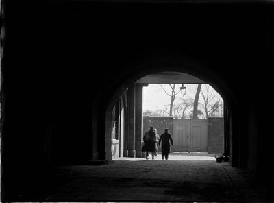 Tunnel o passaggio coperto verso tre figure, Greater London Authority, anni 1930 da Charles William Prickett