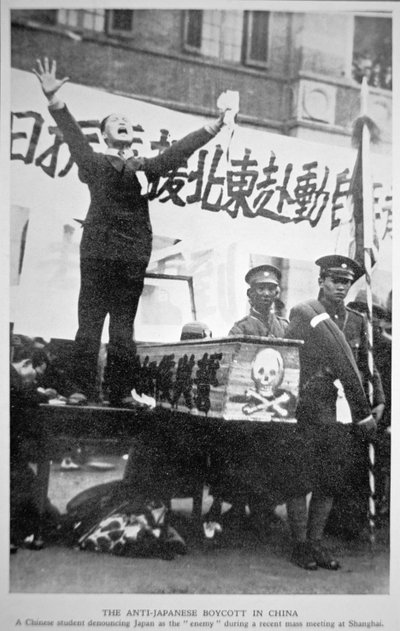 Uno studente cinese denuncia il Giappone come nemico in una riunione di massa a Shanghai come parte del boicottaggio anti-giapponese cinese del 1932 da Chinese Photographer