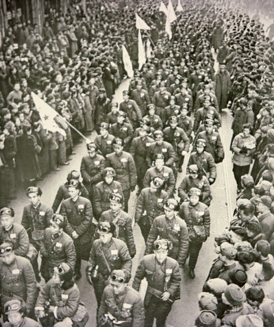 Corpo medico cinese che lascia Shanghai per la Corea nel 1951 da Chinese Photographer