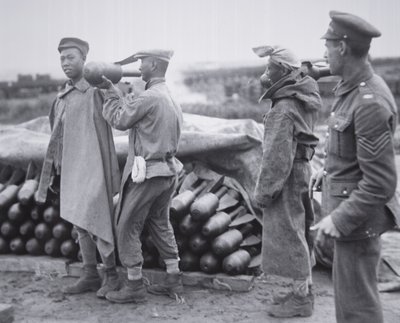 Unità cinese che immagazzina bombe aeree in un deposito di munizioni in Francia da Chinese Photographer